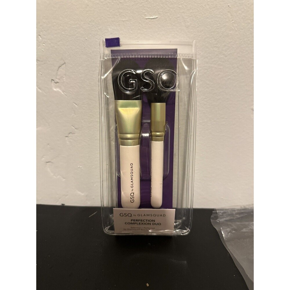 GSQ By GLAMSQUAD Perfection Complexion Duo Round Foundation & Fluff Brush